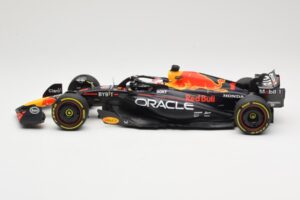 Oracle Red Bull Racing RB19 #1 M. Verstappen Winner Italian GP 2023 Minichamps 1:18 110231501 Kov – obrázek 3 z 6
