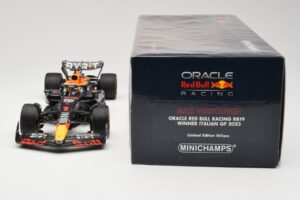 Oracle Red Bull Racing RB19 #1 M. Verstappen Winner Italian GP 2023 Minichamps 1:18 110231501 Kov – obrázek 6 z 6