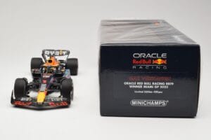 Oracle Red Bull Racing RB19 #1 M. Verstappen Winner Miami GP 2023 Minichamps 1:18 110230501 Kov – obrázek 6 z 6