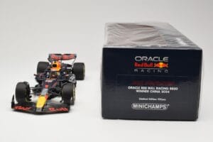 Red Bull Racing RB20 #1 M. Verstappen Winner China GP 2024 Minichamps 1:18 110240501 Kov – obrázek 6 z 6