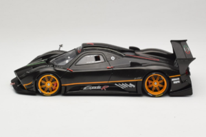 Pagani Zonda R Revolucion Carbon Fiber AUTOart 1:18 78261 Kov – obrázek 4 z 8