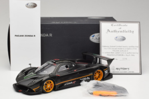 Pagani Zonda R Revolucion Carbon Fiber AUTOart 1:18 78261 Kov – obrázek 8 z 8