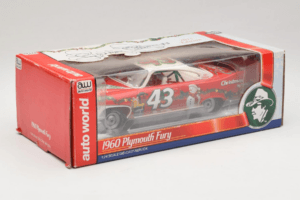 Plymouth Fury #43 R. Petty NASCAR 1960 Auto World 1:24 AW24003/06 Kov – obrázek 2 z 3