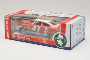 Plymouth Fury #43 R. Petty NASCAR 1960 Auto World 1:24 AW24003/06 Kov – obrázek 3 z 3