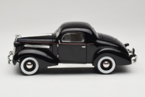 Pontiac Deluxe Černý Signature Models 1:18 18106 Kov – obrázek 4 z 8