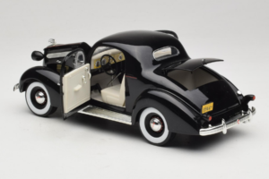 Pontiac Deluxe Černý Signature Models 1:18 18106 Kov – obrázek 5 z 8