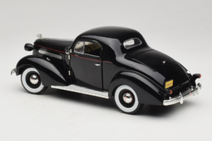 Pontiac Deluxe Černý Signature Models 1:18 18106 Kov – obrázek 7 z 8