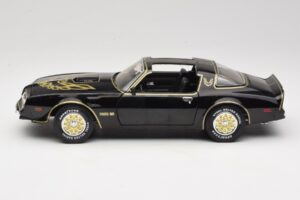 Pontiac Firebird Trans Am SE Smokey and the Bandit Joyride 1:18 33121 Kov – obrázek 4 z 8