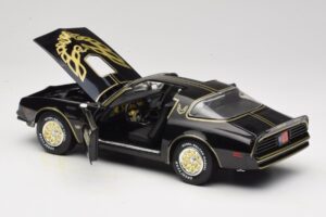 Pontiac Firebird Trans Am SE Smokey and the Bandit Joyride 1:18 33121 Kov – obrázek 5 z 8