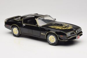 Pontiac Firebird Trans Am SE Smokey and the Bandit Joyride 1:18 33121 Kov – obrázek 6 z 8