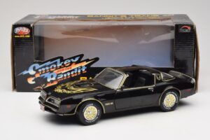 Pontiac Firebird Trans Am SE Smokey and the Bandit Joyride 1:18 33121 Kov – obrázek 8 z 8