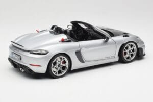 Porsche 718 Spyder RS Weissach Pack GT-Silver Metallic Norev 1:18 187270 Kov – obrázek 3 z 8