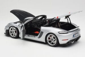 Porsche 718 Spyder RS Weissach Pack GT-Silver Metallic Norev 1:18 187270 Kov – obrázek 5 z 8