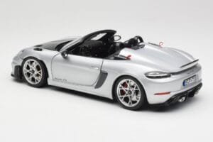 Porsche 718 Spyder RS Weissach Pack GT-Silver Metallic Norev 1:18 187270 Kov – obrázek 7 z 8