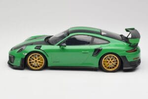 Porsche 911 991.2 GT2 RS Weissach Package British Racing Zelený & Zlatá Kola Minichamps 1:18 153068318 Kov – obrázek 3 z 6