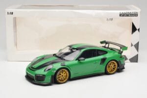 Porsche 911 991.2 GT2 RS Weissach Package British Racing Zelený & Zlatá Kola Minichamps 1:18 153068318 Kov – obrázek 6 z 6