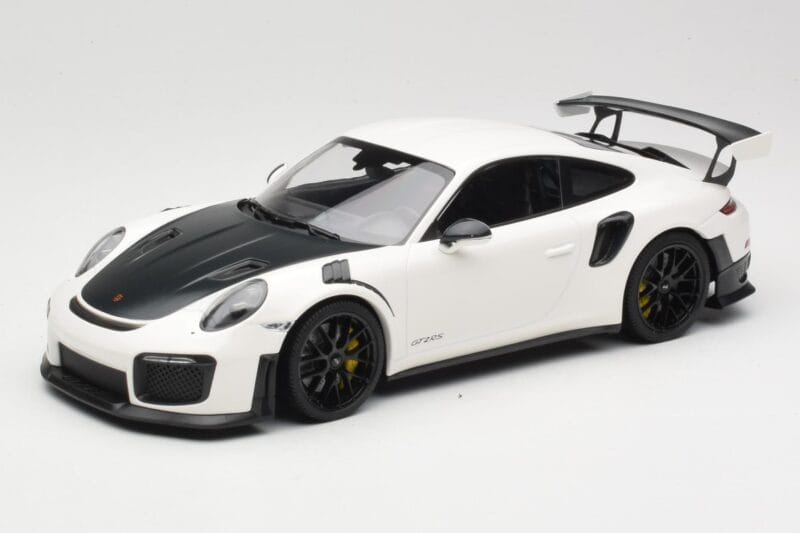 Porsche 911 991.2 GT2 RS Bílý s Černými Koly Minichamps 1:18 155068310 Kov