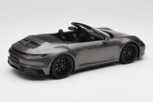Porsche 911 992 Carrera 4 GTS Kabriolet Grey Metallic Minichamps 1:18 155063031 Kov – obrázek 2 z 6