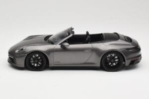 Porsche 911 992 Carrera 4 GTS Kabriolet Grey Metallic Minichamps 1:18 155063031 Kov – obrázek 3 z 6