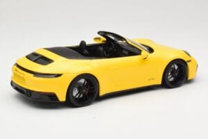 Porsche 911 992 Carrera 4 GTS Kabriolet Žlutý Minichamps 1:18 155063030 Kov – obrázek 2 z 6