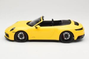 Porsche 911 992 Carrera 4 GTS Kabriolet Žlutý Minichamps 1:18 155063030 Kov – obrázek 3 z 6