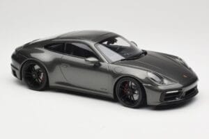 Porsche 911 992 Carrera 4 GTS Green Metallic Minichamps 1:18 155063101 Kov – obrázek 4 z 6