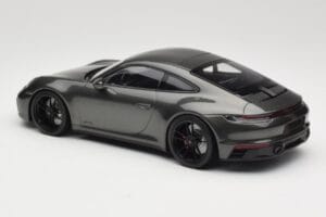 Porsche 911 992 Carrera 4 GTS Green Metallic Minichamps 1:18 155063101 Kov – obrázek 5 z 6