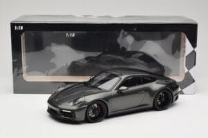 Porsche 911 992 Carrera 4 GTS Green Metallic Minichamps 1:18 155063101 Kov – obrázek 6 z 6
