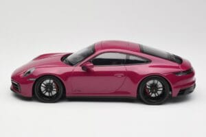 Porsche 911 992 Carrera 4 GTS Rubystar Minichamps 1:18 155063102 Kov – obrázek 3 z 6