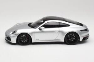 Porsche 911 992 Carrera 4 GTS Stříbrný Minichamps 1:18 155063104 Kov – obrázek 3 z 6