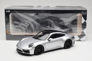 Porsche 911 992 Carrera 4 GTS Stříbrný Minichamps 1:18 155063104 Kov – obrázek 6 z 6