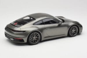 Porsche 911 992 Carrera 4S Aventurine Green Metallic Minichamps 1:18 155067328 Kov – obrázek 3 z 6