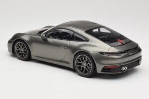 Porsche 911 992 Carrera 4S Aventurine Green Metallic Minichamps 1:18 155067328 Kov – obrázek 4 z 6