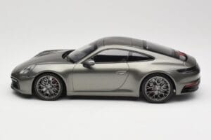 Porsche 911 992 Carrera 4S Aventurine Green Metallic Minichamps 1:18 155067328 Kov – obrázek 5 z 6