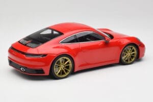 Porsche 911 992 Carrera 4S Guards Červený & Zlatá Kola Minichamps 1:18 153067328 Kov – obrázek 2 z 6