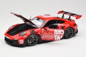 Porsche 911 992 GT3 RS Getspeed Race Taxi Guards Red Minichamps 1:18 110062040 Kov – obrázek 2 z 8