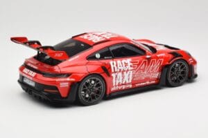 Porsche 911 992 GT3 RS Getspeed Race Taxi Guards Red Minichamps 1:18 110062040 Kov – obrázek 3 z 8