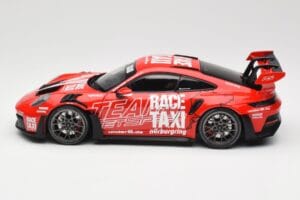 Porsche 911 992 GT3 RS Getspeed Race Taxi Guards Red Minichamps 1:18 110062040 Kov – obrázek 4 z 8