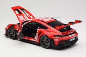 Porsche 911 992 GT3 RS Getspeed Race Taxi Guards Red Minichamps 1:18 110062040 Kov – obrázek 5 z 8