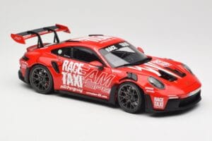 Porsche 911 992 GT3 RS Getspeed Race Taxi Guards Red Minichamps 1:18 110062040 Kov – obrázek 6 z 8