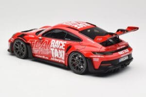 Porsche 911 992 GT3 RS Getspeed Race Taxi Guards Red Minichamps 1:18 110062040 Kov – obrázek 7 z 8