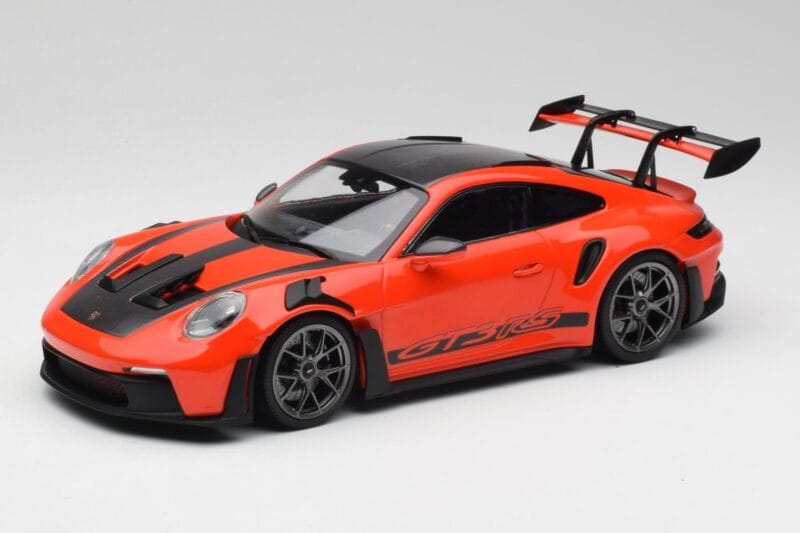 Porsche 911 992 GT3 RS Guards Oranžový & Stříbrná Kola Minichamps 1:18 911992002 Kov