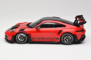 Porsche 911 992 GT3 RS Guards Červený & Stříbrná Kola Weissach Package Minichamps 1:18 153062246 Kov – obrázek 3 z 6