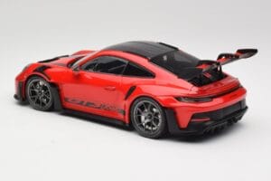 Porsche 911 992 GT3 RS Guards Červený & Stříbrná Kola Weissach Package Minichamps 1:18 153062246 Kov – obrázek 5 z 6