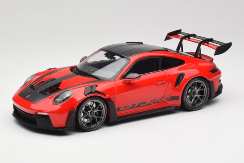 Porsche 911 992 GT3 RS Guards Červený & Stříbrná Kola Weissach Package Minichamps 1:18 153062246 Kov