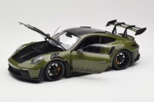 Porsche 911 992 GT3 RS Nato Olive & Black Wheels Minichamps 1:18 110062027 Kov – obrázek 2 z 8