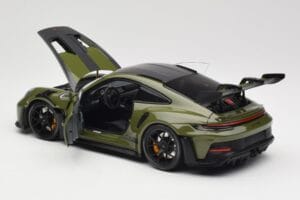 Porsche 911 992 GT3 RS Nato Olive & Black Wheels Minichamps 1:18 110062027 Kov – obrázek 5 z 8