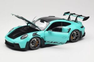 Porsche 911 992 GT3 RS Python Green & Dark Silver Wheels Minichamps 1:18 110062026 Kov – obrázek 2 z 8