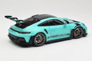 Porsche 911 992 GT3 RS Python Green & Dark Silver Wheels Minichamps 1:18 110062026 Kov – obrázek 3 z 8