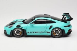 Porsche 911 992 GT3 RS Python Green & Dark Silver Wheels Minichamps 1:18 110062026 Kov – obrázek 4 z 8